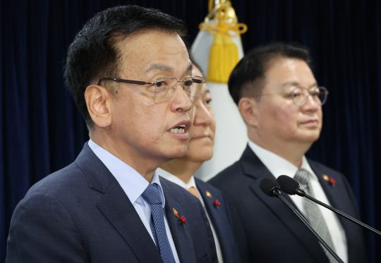 야당 단독감액안 정부입장 합동 브리핑. 최상목 부총리 겸 기획재정부 장관이 2일 서울 종로구 정부서울청사에서 관계장관들이 참석한 가운데 열린 야당 단독감액안 정부입장 합동 브리핑에서 발언하고 있다. [연합뉴스]